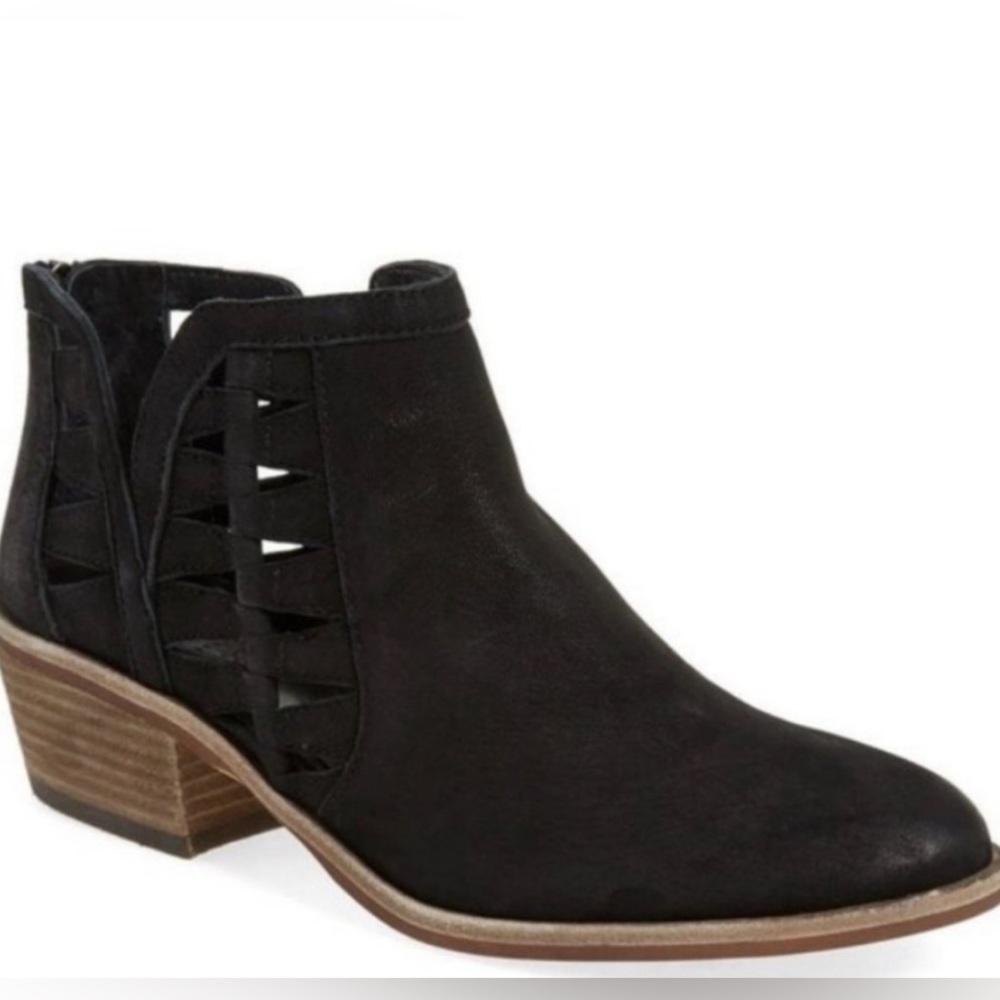 Vince Camuto PEERA black leather back zip ankle booties